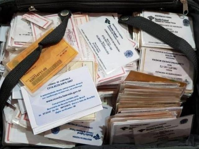 PF prende suspeito de falsificar documentos indígenas e fraudar INSS Grande quantidade de documentos foram apreendidos com suspeito (Foto: Divulgação)
