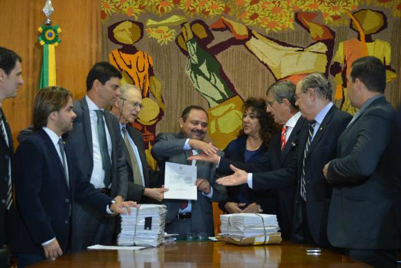 Maranhão cria comissão especial para analisar projeto popular anticorrupção O presidente interino da Câmara, Waldir Maranhão, cria a comissão especial que vai analisar projeto anticorrupção, de iniciativa popular