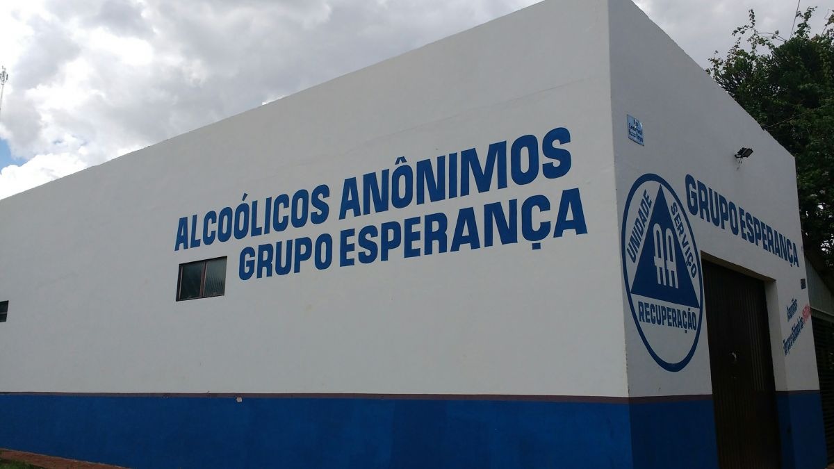 “Alcoolismo é doença”, lembra membro do AA de Amambai As reuniões do grupo Esperança, localizado na rua Heron da Rosa Brum, nº 1162, próximo ao clube Milionários, acontecem às segundas e quartas-feiras, às 19h30. / Foto: A.A