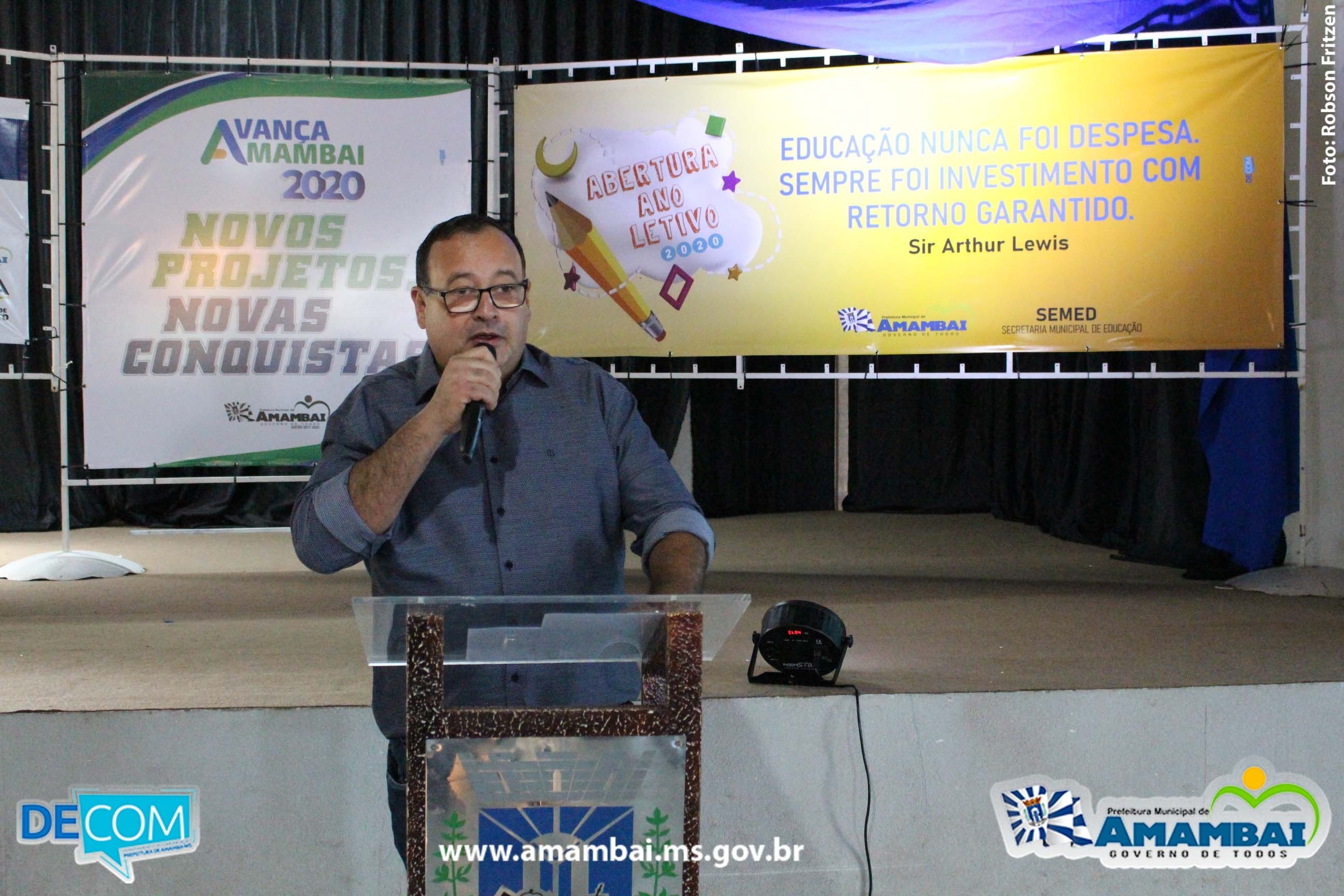 Prefeito de Amambai, Dr. Bandeira, durante o anúncio do aumento salarial / Foto: Decom