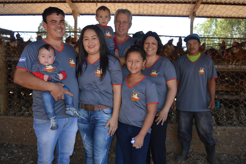 Proprietário da granja Alvorecer, André ao lado da família e colaboradores / Foto: Moreira Produções
