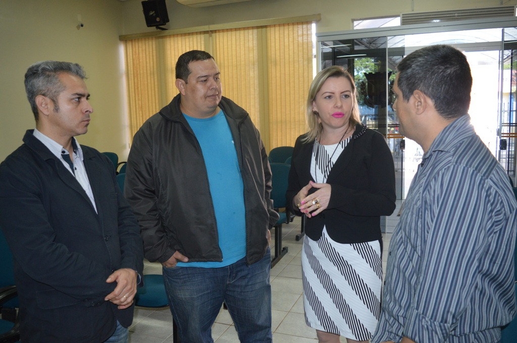 Vereadora Janete requer apoio para a Igreja Louvor e Honra Vereadora Janete Córdoba com membros da Igreja Louvor e Honra, durante sessão legislativa, nesta segunda-feira (14) Foto: Moreira Produções