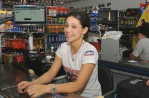 Wiliani Ocampo utiliza a via para ir e vir do trabalho em sua moto.