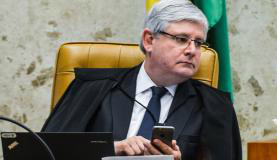 Janot pede para PF investigar vazamento de pedidos de prisão da cúpula do PMDB Janot pede que a PF abra inquérito para apurar vazamentos sobre pedidos de prisão