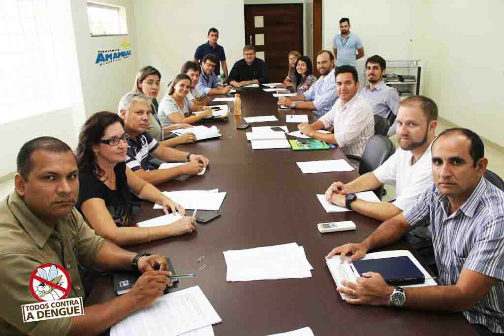 Amambai: não manter terrenos limpos agora acarreta em multa A equipe se reuniu na quarta-feira (1) Foto: Decom