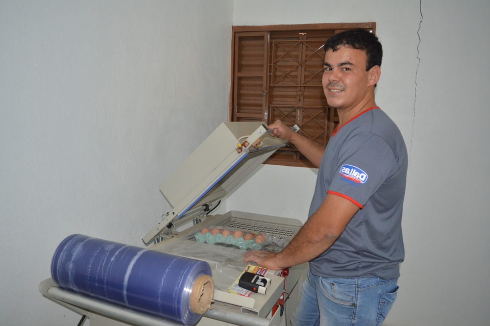 Colheita, limpeza, ovoscopia e embalagem são os processos pelos quais os ovos da granja Alvorecer passam / Foto: Moreira Produções