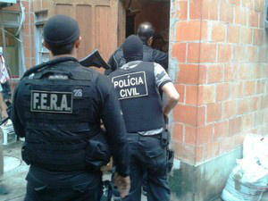 Polícia do Rio tenta desarticular quadrilha que controla venda de drogas Polícia do Rio tenta desarticular quadrilha que controla venda de drogas