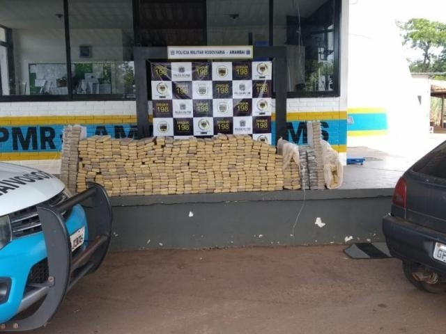 Preso traficante com quase 400 quilos de maconha nesta sexta-feira (14) Droga estava no porta-malas do carro. (Foto: Divulgação/PMR)