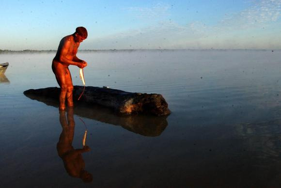 Indígenas e minorias étnicas trocam histórias de luta pela água no Fórum Mundial Os indígenas têm uma relação profunda e visceral com o meio ambiente, como este índio do Alto Xingu / Foto: Marcello Casal Jr./Agência Brasil/Arquivo