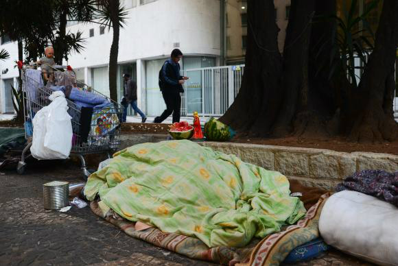 Moradores de rua são vítimas da cultura de exclusão, diz missionário A morte de cinco pessoas nas ruas de São Paulo despertou preocupação com a falta de acolhida a esse público