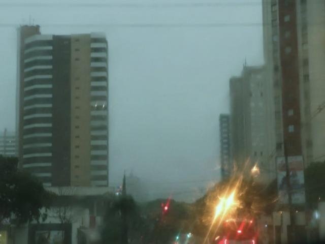 Dia amanheceu chuvoso, mudando a paisagem na Capital. (Foto: Henrique Kawaminami)