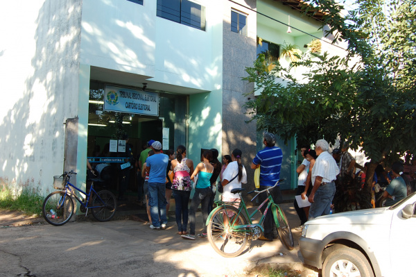 Eleitores fazem fila no penúltimo dia de atendimentos no Cartório Eleitoral Eleitores fazem fila em frente ao Cartório Eleitoral de Amambai. Foto: Moreira Produções.