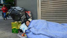 Moradores de rua são vítimas da cultura de exclusão, diz missionário Para o missionário, a sociedade quer tirar o problema e colocá-lo embaixo do tapete