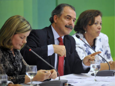 Mato Grosso do Sul terá royalties maiores só em contratos futuros Foto: Agência BrasilGleisi Hoffmann, Aloizio Mercadante e Ideli Salvatti durante a coletiva na tarde de ontem