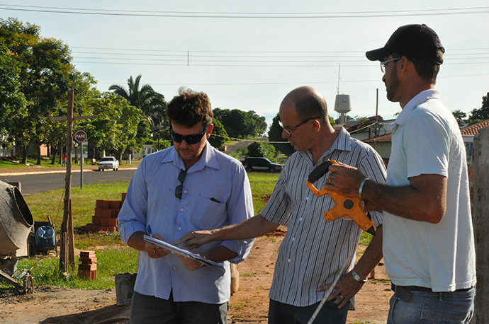 Inauguração da pista de skate deve acontecer em março O secretário de Obras, Eder Espíndola e o prefeito, Sérgio Barbosa, estiveram visitando a obra / Foto: Assessoria