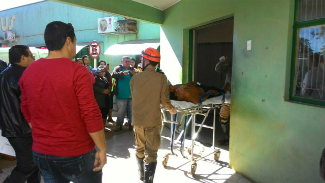 Bombeiros prestam socorro aos indígenas em Caarapó(Foto: Alô Caarapó)