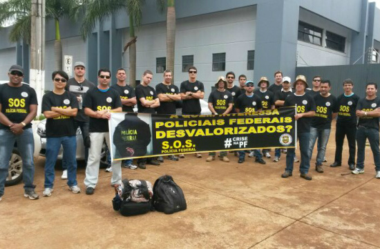 Funcionários pedem reestruturação da carreira com reajustes salariais. Ministério diz que categoria não fechou acordo após proposta de reajuste.