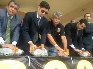 Policiais federais fazem ato simbólico deenxugar gelo para representar o congelamentoda PF (Foto: Cassio Albuquerque/G1)