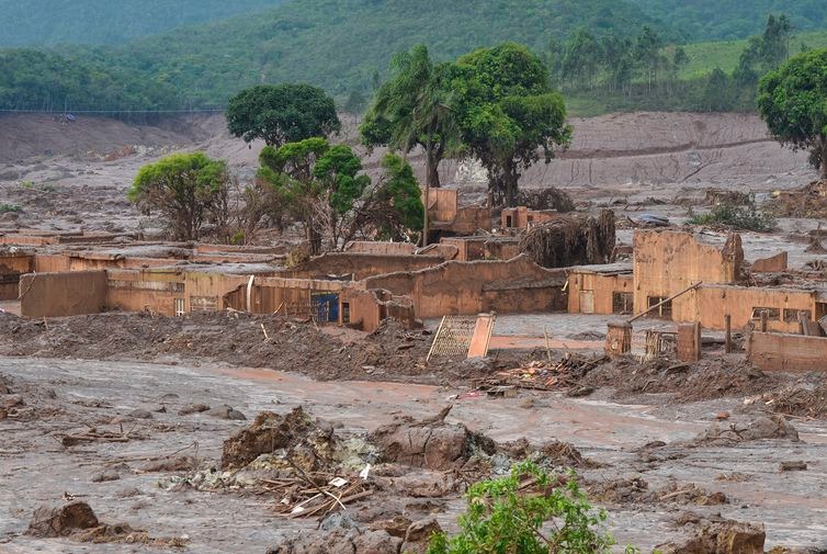 Rompimento de barragem da mineradora Samarco em novembro de 2015 causou destruição - Antonio Cruz/Arquivo/Agência Brasil