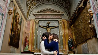 Gays se beijam dentro de igrejas contra a homofobia Projeto de fotógrafo espanhol irrita Vaticano.