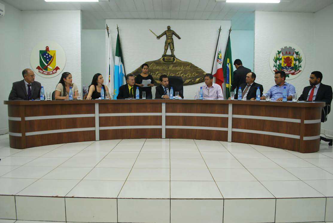 Mesa diretora é empossada em Antônio João Mesa diretora é empossada em Antônio João