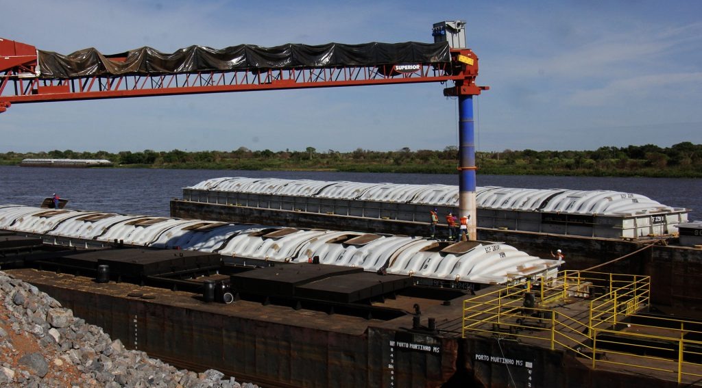 Com dois portos operando, Murtinho deve exportar 20% da safra de soja de MS Comboio com 29 mil toneladas de soja sai esta semana do porto da FV Cereais com destino a Argentina. / Foto: Chico Ribeiro