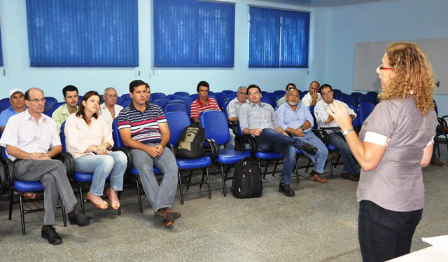 Projeto vai estimular a produção de erva-mate em Amambai Durante a reunião Eny, pesquisadora da Embrapa falou também sobre as formas de selecionar as áreas de coleta das sementes de erva-mate para a produção das mudas para 2014 e 2015.