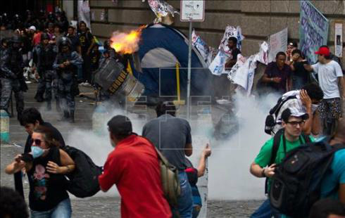 Manifestantes, entre eles professores, entraram em confronto com a polícia militar ontem em frente à Câmara de Vereadores. EFE/Arquivo 