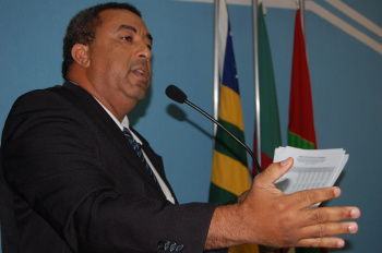 Vereador Carlinhos cobra investimentos próprios da Prefeitura Vereador Carlinhos cobra da prefeitura divulgação da movimentação financeira referente a 2011.Foto: Moreira Produções