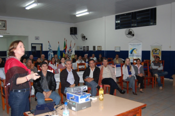 Meio Ambiente é tema de palestra no Rotary Club de Amambai A secretária de Meio Ambiente do município de Amambai, Deise Bianchini,na palestra no Rotary Club.