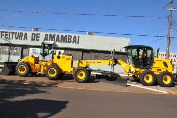 No total, serão dois caminhões, uma Pá Carregadeira e uma Motoniveladora, totalizando mais de R$ 1,2 milhões em investimentos.