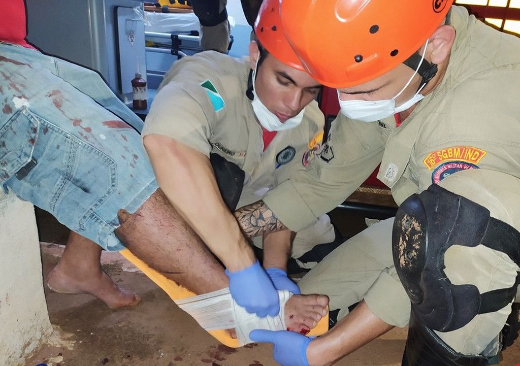 Jovem de 21 anos tem perna amputada após se envolver em acidente em Amambai O jovem foi socorrido por militares do Corpo de Bombeiros de Amambai / Foto: Vilson Nascimento