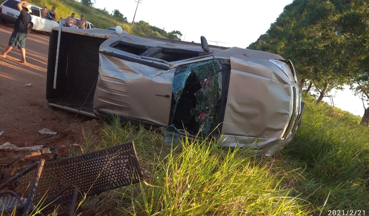 Caminhonete capota e deixa 9 pessoas feridas, em Amambai Foto: Divulgação