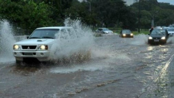 Protético cobra da prefeitura solução para alagamento no centro da cidade A população tem acumulado prejuízos e transtornos nos dias chuvosos / Foto: Moreira Produções