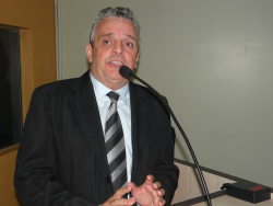 Protético cobra da prefeitura solução para alagamento no centro da cidade Vereador Roberto lamenta a falta de um projeto para resolver o problema / Foto: Moreira Produções