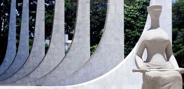 Fim de auxílio-moradia a juízes economizaria R$ 1,6 bilhão Estátua simbolizando a Justiça em frente à sede do STF (Foto: UOL)
