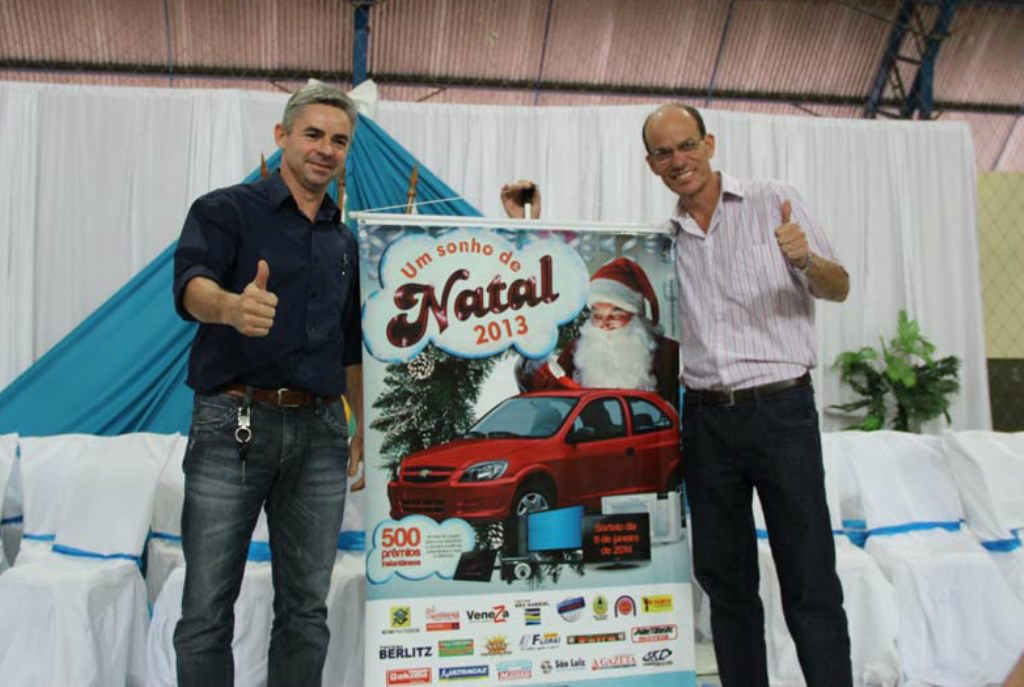 ACIA e Prefeitura de Amambai lançam Campanha de Natal 2013 O lançamento foi realizado pelo presidente da ACIA, Azor Cleodemar de Assis, e pelo prefeito de Amambai, Sérgio Barbosa. (Foto: Katy Duarte Corrêa)