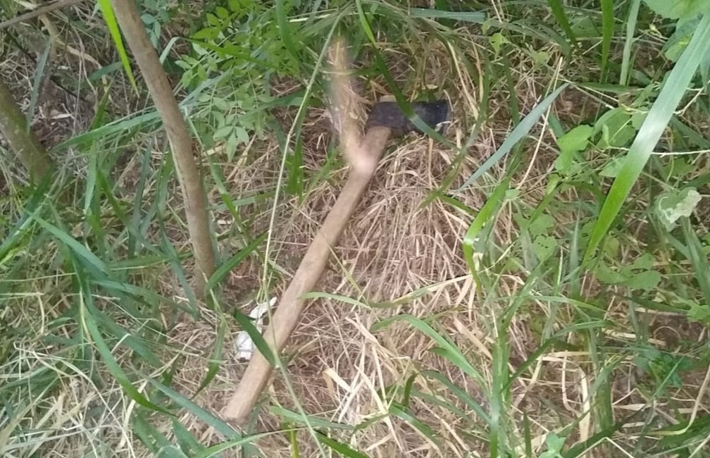 Homem decapitado em Tacuru é identificado Machado que pode ter sido utilizado em decapitação foi encontrado próximo a corpo sem cabeça em Tacuru (MS), neste sábado — Foto: Polícia Civil/Divulgação