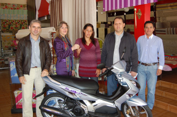 Acia entrega prêmios da campanha do Dia das Mães E/D - Vice-presidente Azor, empresária Oreny Brum, presidente Lelo e o secretário de Industria, Aguiar, durante entrega da moto para Silvaney Pereira.Foto: Moreira Produções