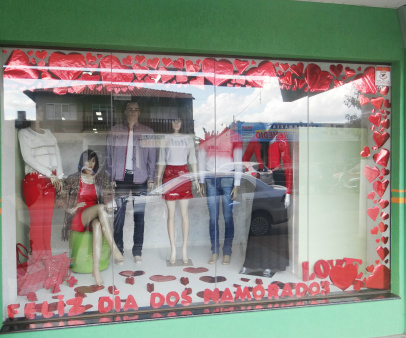 Comerciantes de Amambai esperam "última hora" para o Dia dos Namorados Lojas oferecem promoções variadas que alcancem o bolso de todos / Foto: Moreira Produções