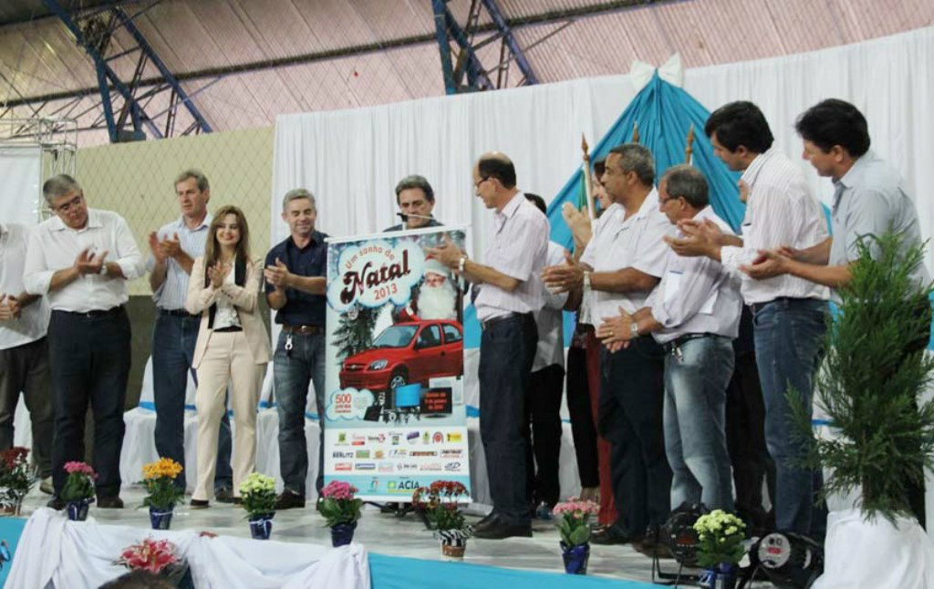 ACIA e Prefeitura de Amambai lançam Campanha de Natal 2013 O lançamento aconteceu durante solenidade de apresentação de um novo pacote de obras para o município realizada pela Prefeitura Municipal no Ginásio Flávio Derzi. Foto: Katy Duarte Corrêa)