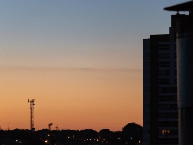 Amanhecer deste sábado na região do Jardim dos Estados em Campo Grande (Foto: Henrique Kawaminami)
