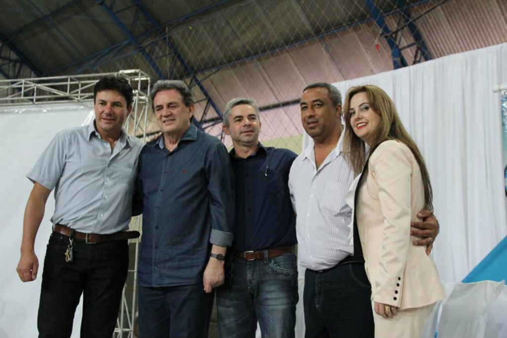 ACIA e Prefeitura de Amambai lançam Campanha de Natal 2013 Azor, ao centro, com a deputada Mara, vereador Carlinhos, senador Moka e vereador Jaime Bambil. Foto: Katy Duarte Corrêa)