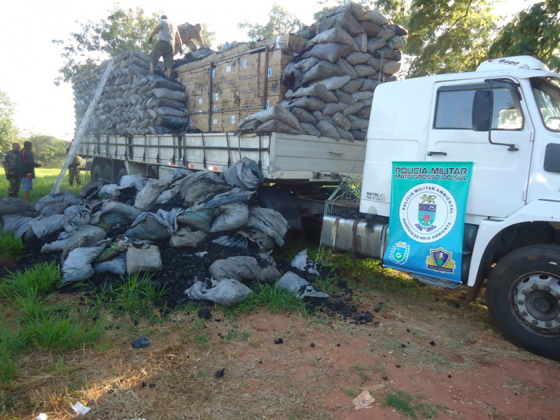 PMA e PM apreendem Van e caminhão de carvão com produtos contrabandeados