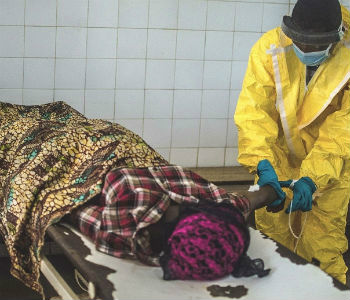 OMS: países afetados não têm como lidar sozinhos com surto de ebola Agente de saúde atende vítima do ebola em Centro de Tratamento do Ebola na Serra Leoa. Foto: Irin/Tommy Trenchard