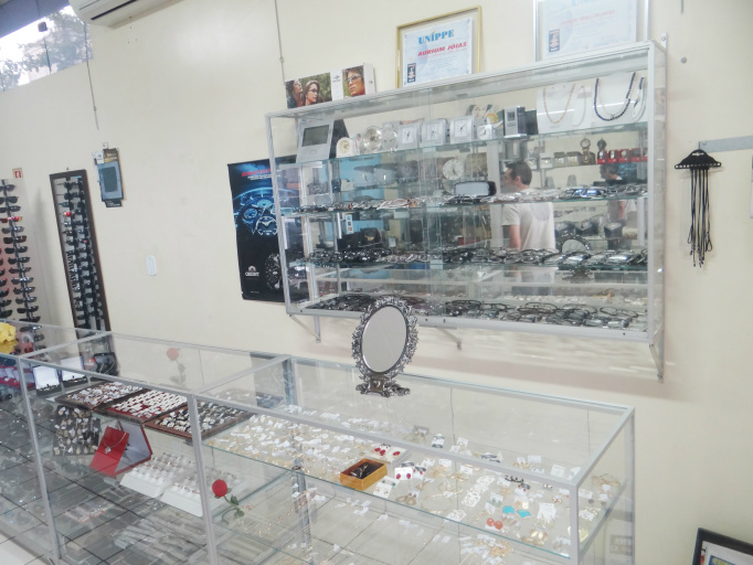Comerciantes de Amambai esperam "última hora" para o Dia dos Namorados Aurium oferece 15% de desconto em compras a vista e parcelamento em até oito vezes, no cartão o no crediário / Foto: Moreira Produções
