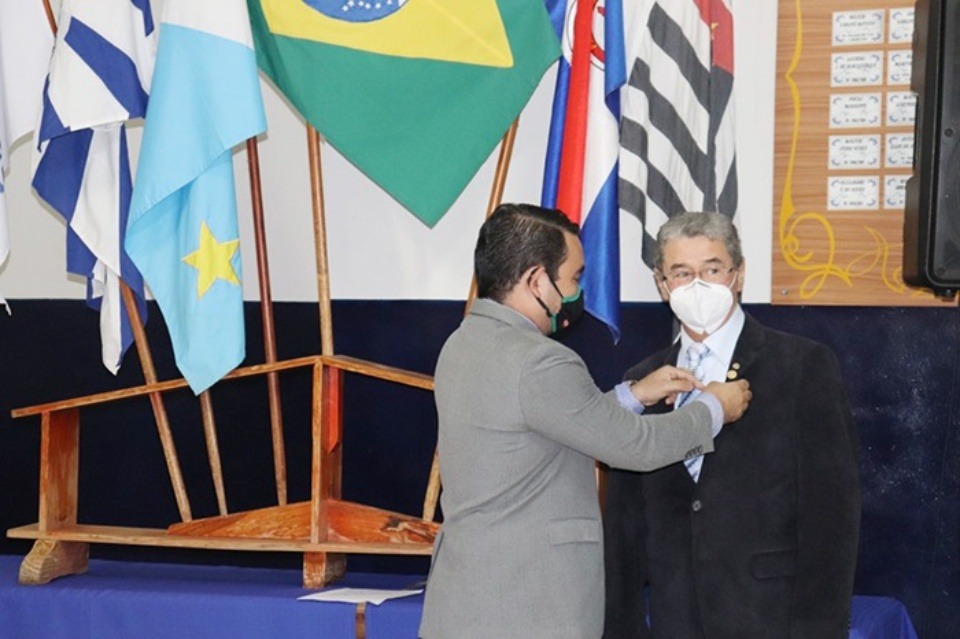 Presidente do Rotary de Amambai,Fernando Kiyoshi Hayashi, e Wilsonir Gomes Vasconcelos, um dos membros mais antigos do clube / Foto: Assessoria Prefeitura de Amambai 