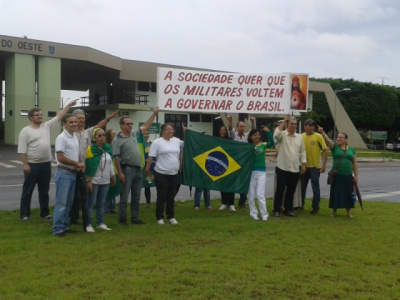 Marcha pró-volta dos militares reúne só 22 pessoas em Campo Grande Com faixas e bandeiras do país, manifestantes pedem intervenção militar (Foto: Aliny Mary Dias)