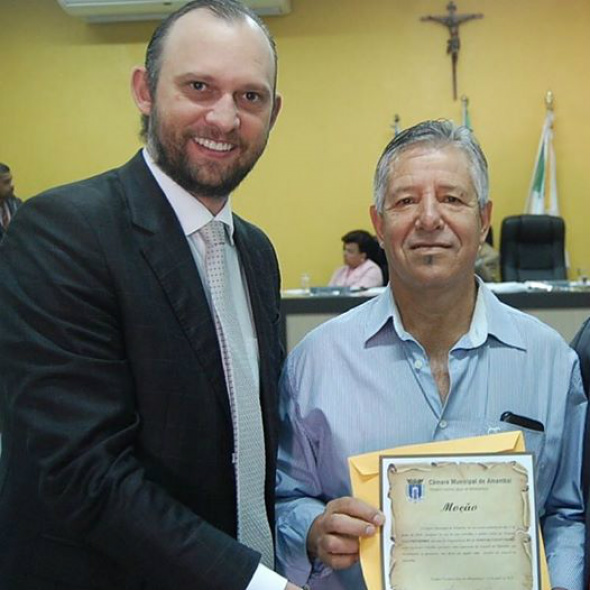 Enedir Viana Vieira recebe homenagem pelos serviços prestados na Sanesul A moção foi entregue na sessão do legislativo dessa segunda-feira (27) / Foto: Assessoria
