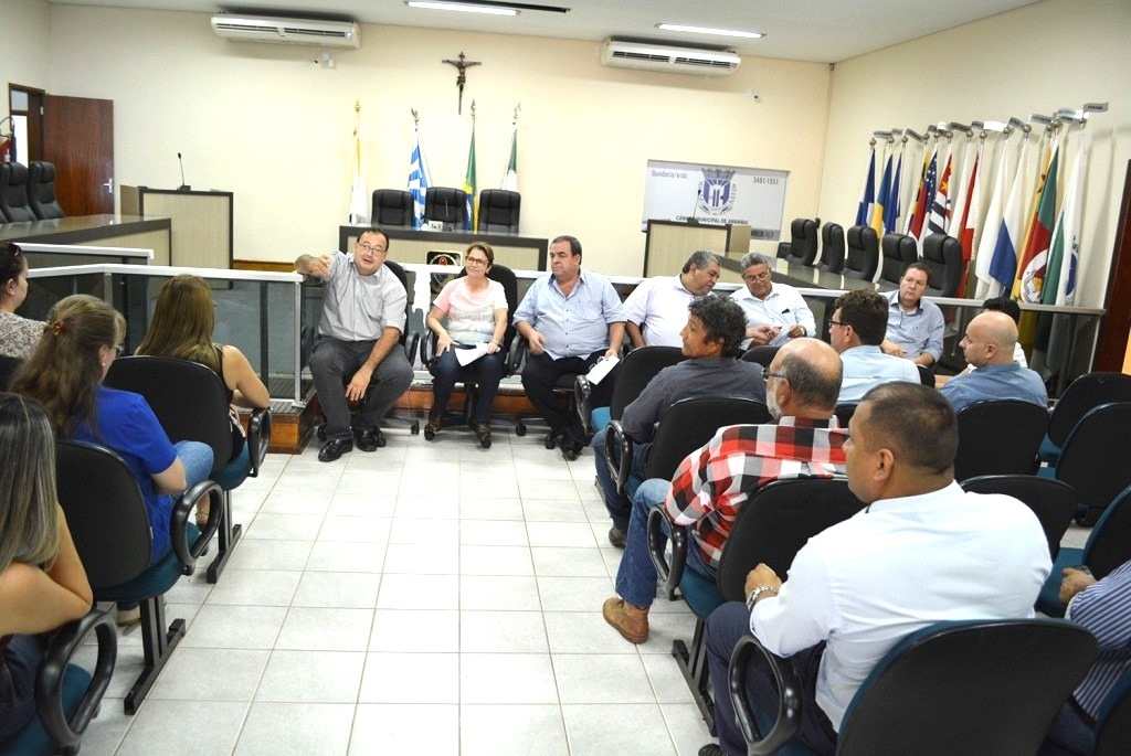 A deputada manteve reuniao com lideranças políticas no plenário da CAmara de Vereadores / Foto: Decom